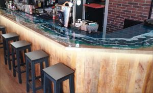 Barra de bar con pallets